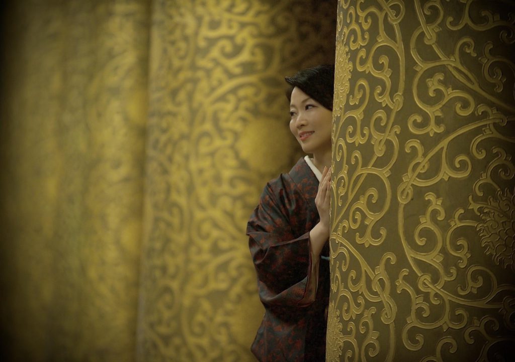 In Beijing, Junko Sophie wore an Oshima Tsumugi kimono with Tang flower pattern.