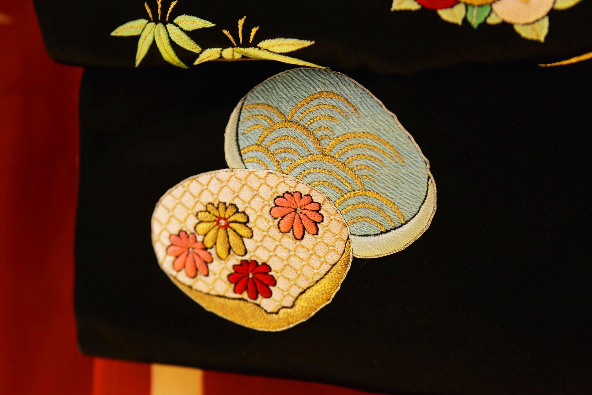 垂れ先には青海波と菊の模様が刺繍されています。