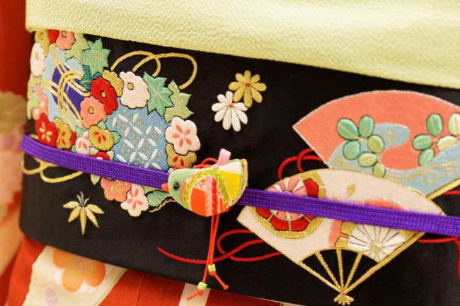 帯留の「鶯」の色に合わせて帯揚げも鶯色に