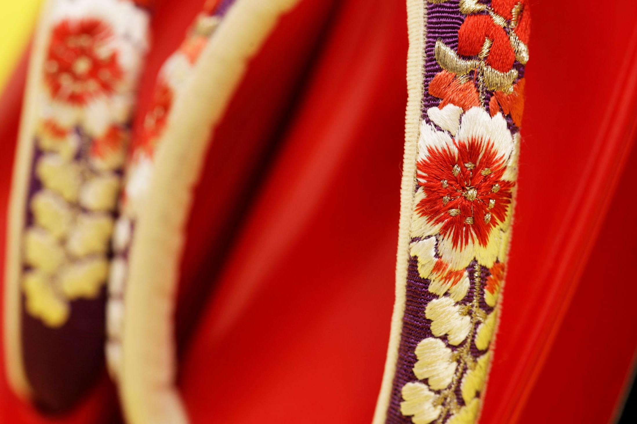 赤いエナメルの草履には、八重桜と藤が刺繍されています。
