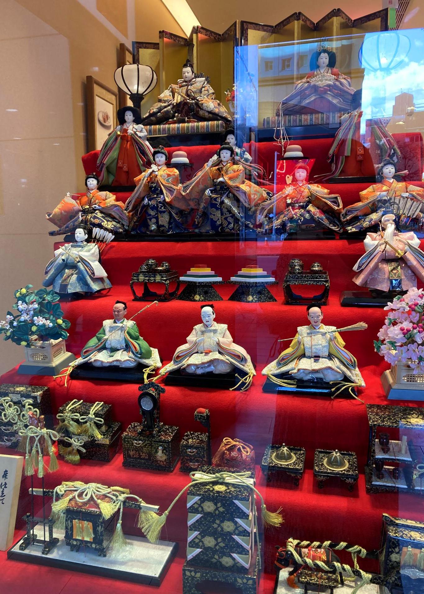 雛人形が飾ってある和菓子屋さんのショーウィンドウ