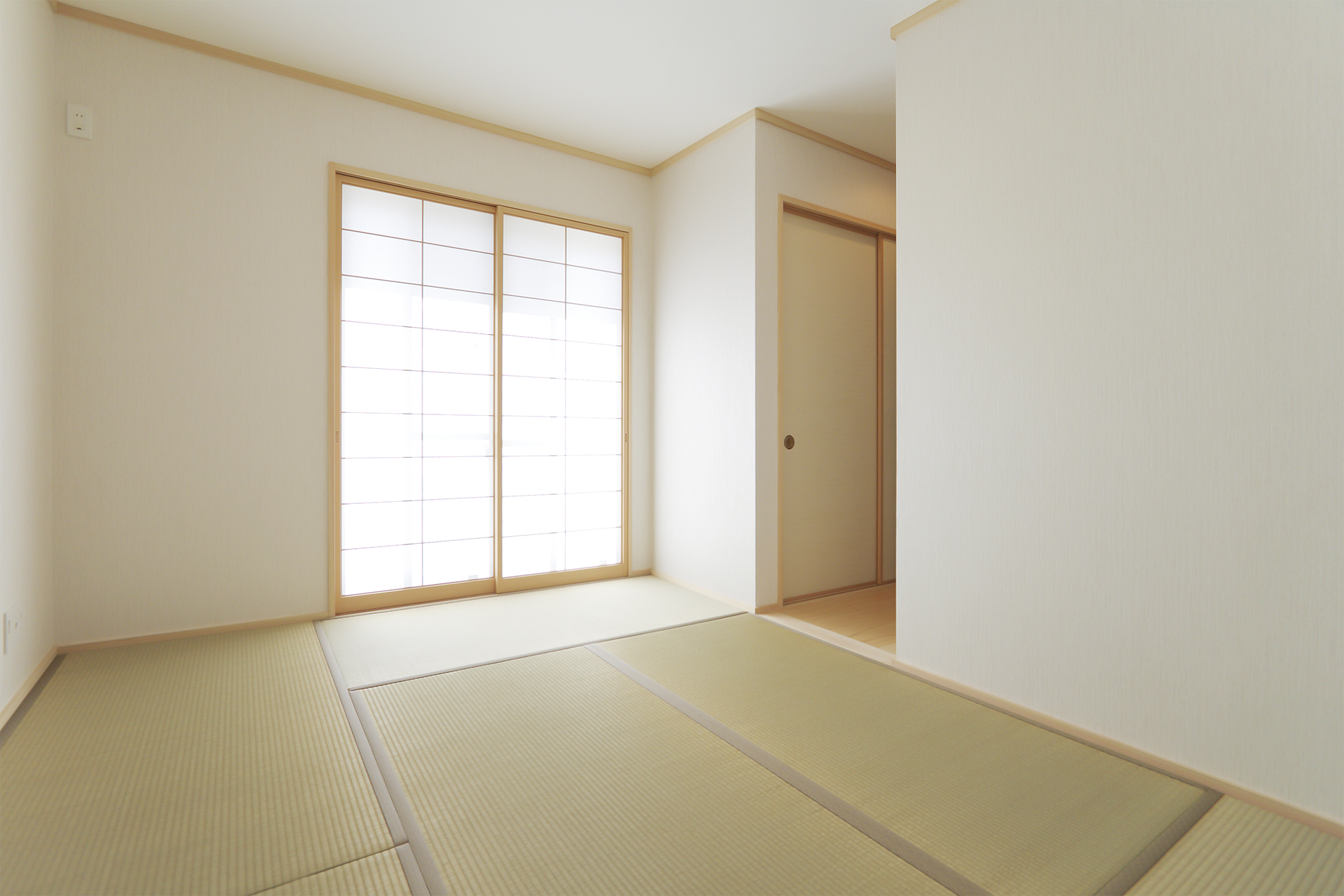 広い場所で敷物を敷いた上でたたむ
