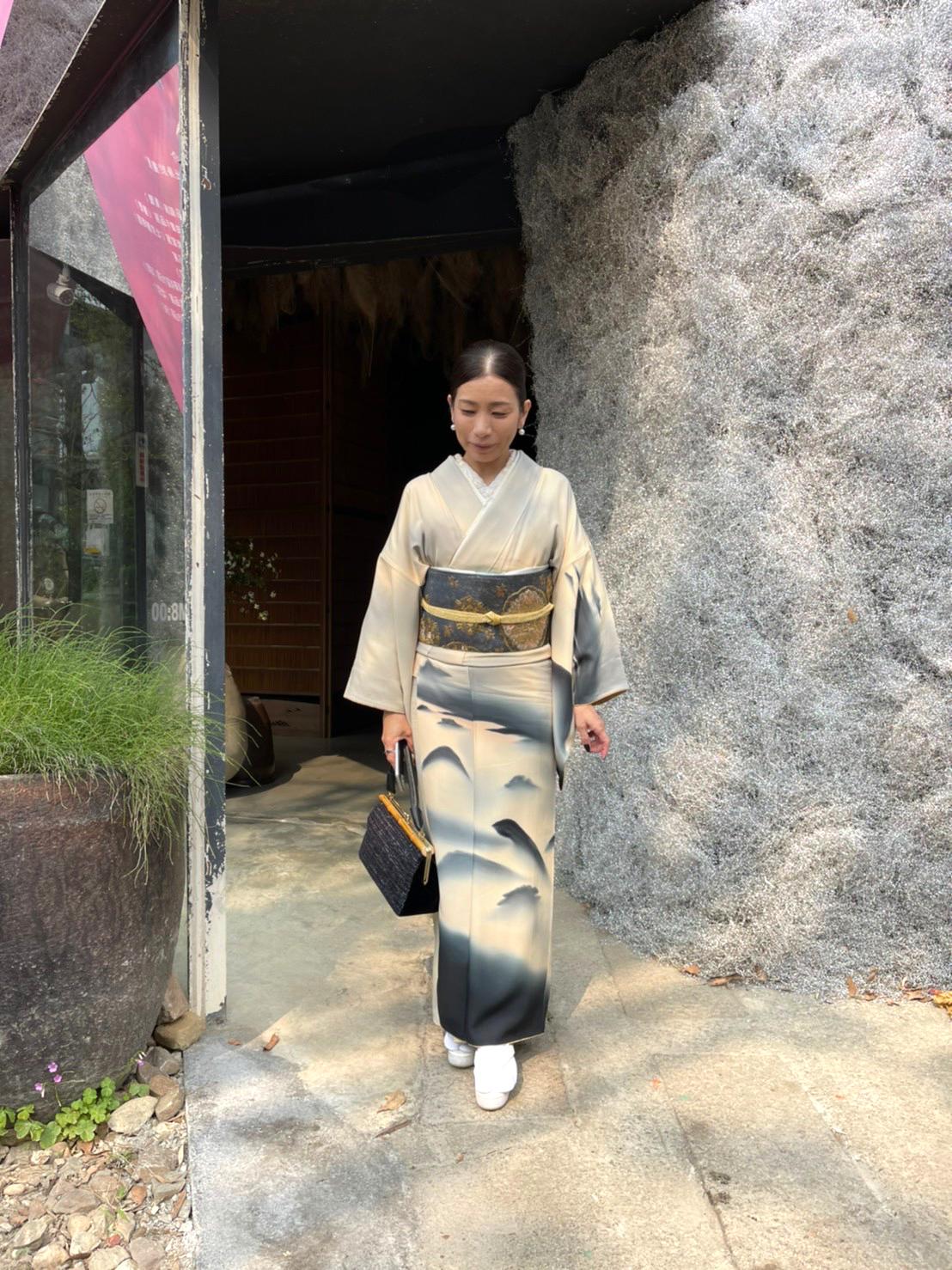 入り口での着物での立ち姿