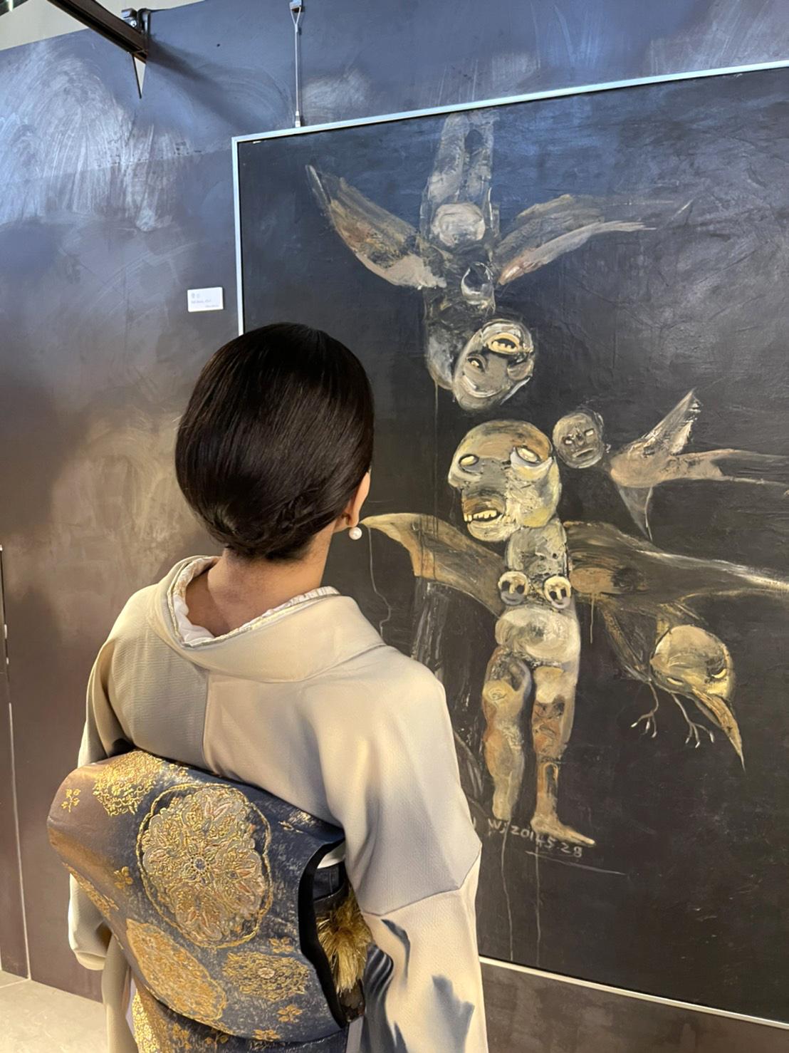 台中にて、絵の前で着物の後ろ姿