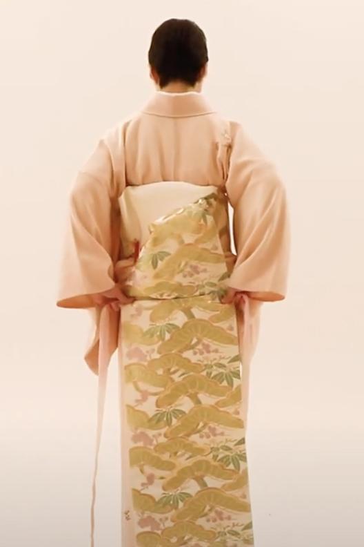 初心者でも可能 着物の着方 着付けの手順を写真で解説 着物 和 京都に関する情報ならきものと 初心者でも可能 着物の着方 着付けの手順を写真で解説 着物 和 京都に関する情報ならきものと