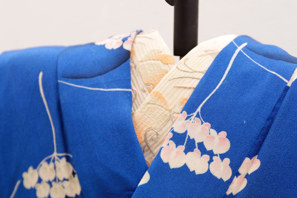 半襟も流水に蝶が刺繍されたものを選んでみました。