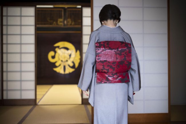 本堂に向かって佇む麻由良さまの後ろ姿