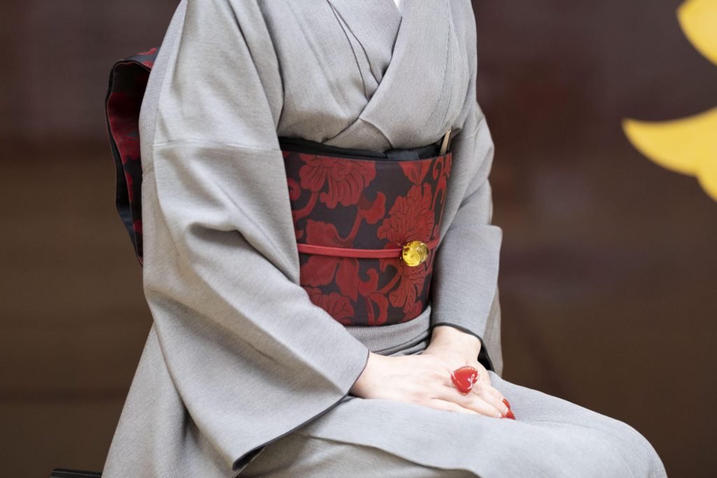 漆箔の帯と琥珀の帯留め