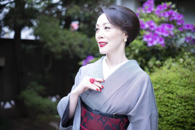 赤いルージュとネイル、リングのコーディネート