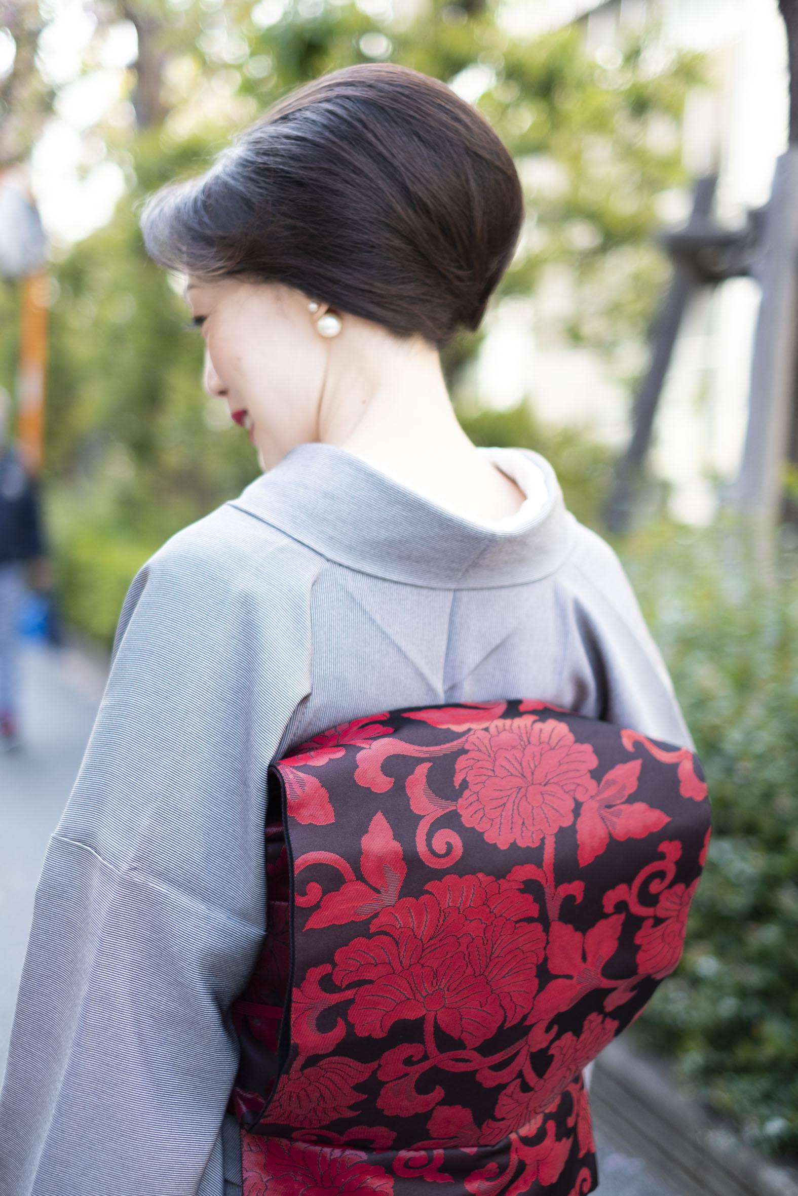 街を歩きながら見返る麻由良さま