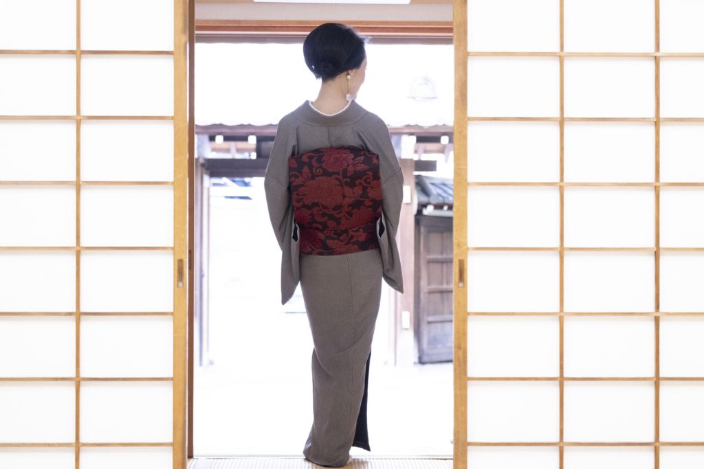 障子の向こうに立つ麻由良さまの後ろ姿