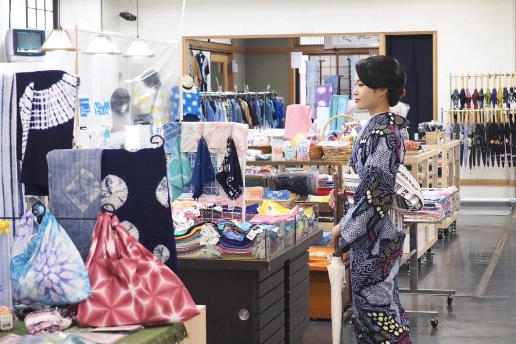 作家ものの反物や、たくさんの商品たち
