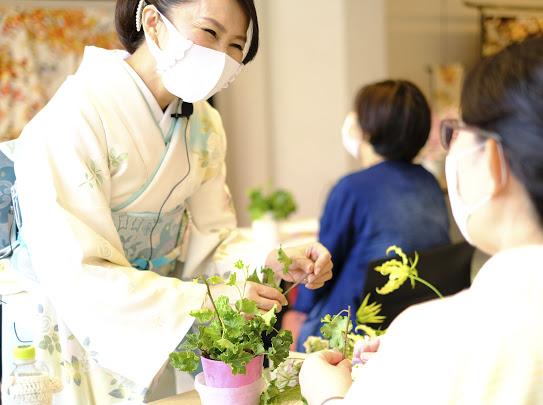 テーブルをまわる佐藤いづみ先生