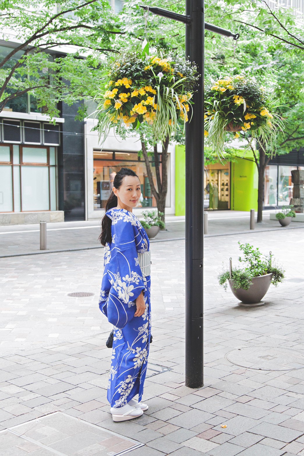 東京の町並みを歩く伊藤さん