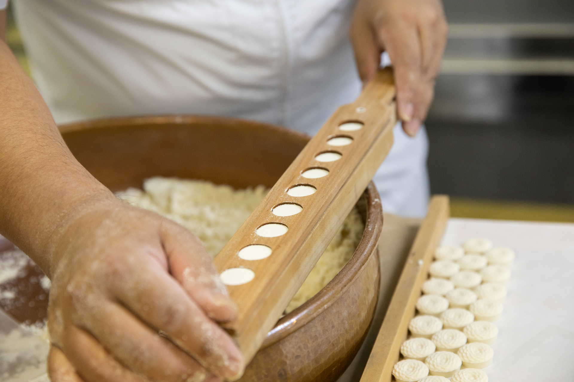 お干菓子「菊寿糖」の作業風景