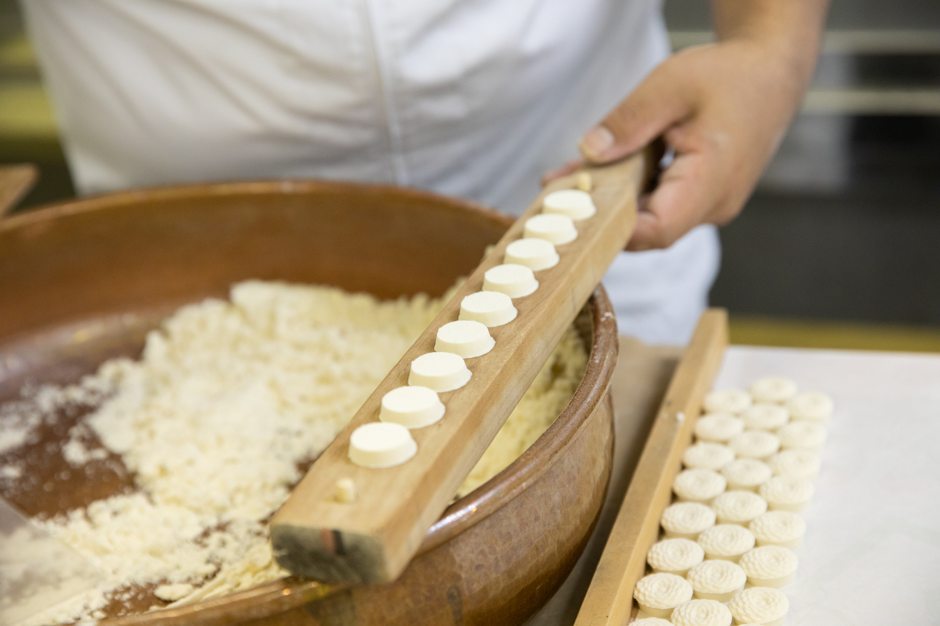お干菓子「菊寿糖」の作業風景