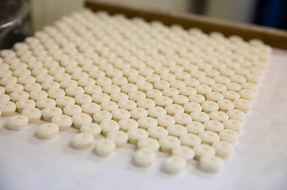 お干菓子「菊寿糖」の作業風景