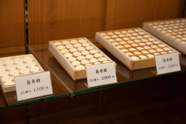 干菓子の並ぶ商品棚