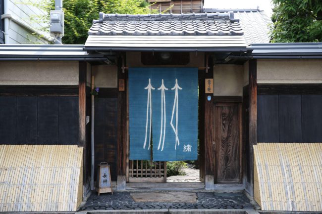京繍作家 長艸敏明さん Youtube連動 体験 編 紗月がゆく 祇園 人気芸妓が訪ねる京の技 Vol 3 2 コラム きものと 着物メディア きものが紡ぐ豊かな物語 京都きもの市場