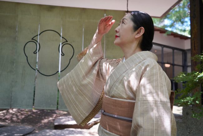 空を見上げる久保まゆみさま