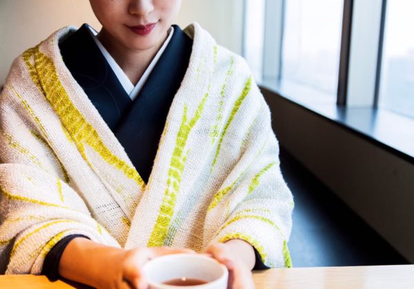 suznsanとコラボした結城紬のストールを羽織って