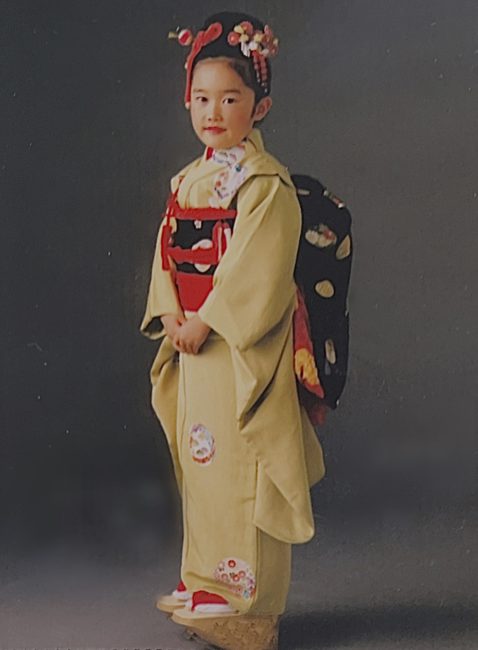 お嬢様の手鞠柄のきもの