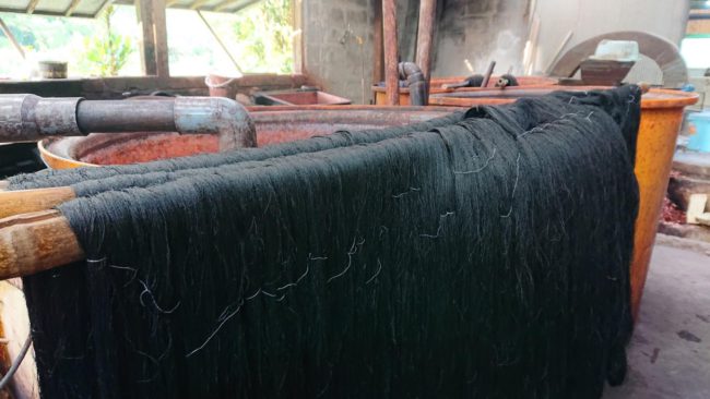 深い泥黒に染まった絹糸