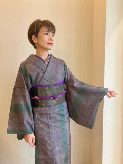 袷のきものを帯付きで着たい気持ちがはやります。