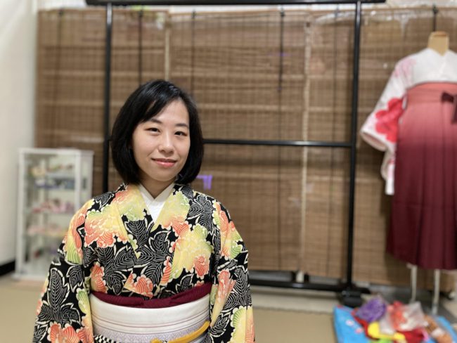 今もずっと着付けの勉強をしている張さん。