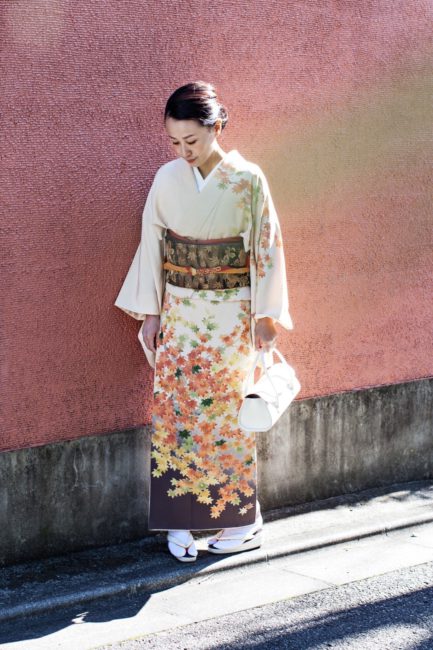 一枚で秋の移ろいを表現した紅葉柄の着物。色づく紅葉と共に紫から白へとグラデーションになっている