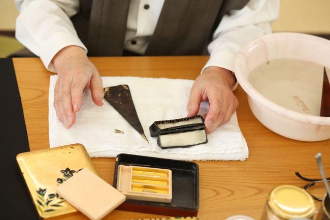 筒描きに必要な道具、渋柿で固めた和紙と中金