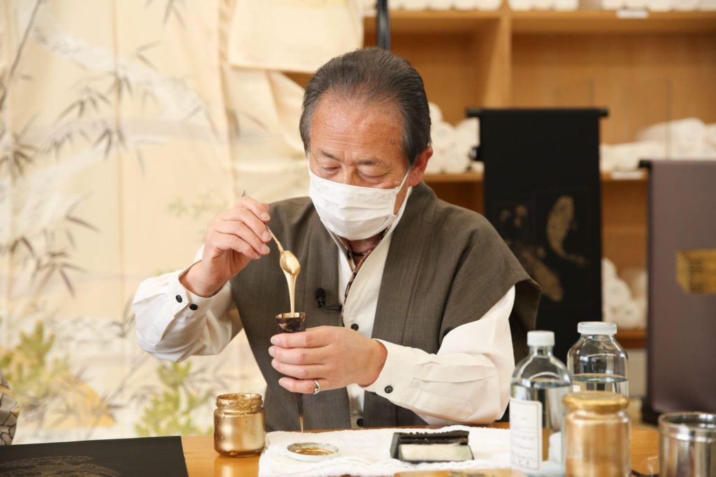 金粉と金糊を混ぜ合わせたものを筒状の和紙に流し込む