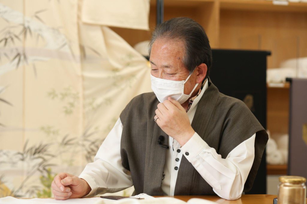 金彩の楽しさを語る志賀さん