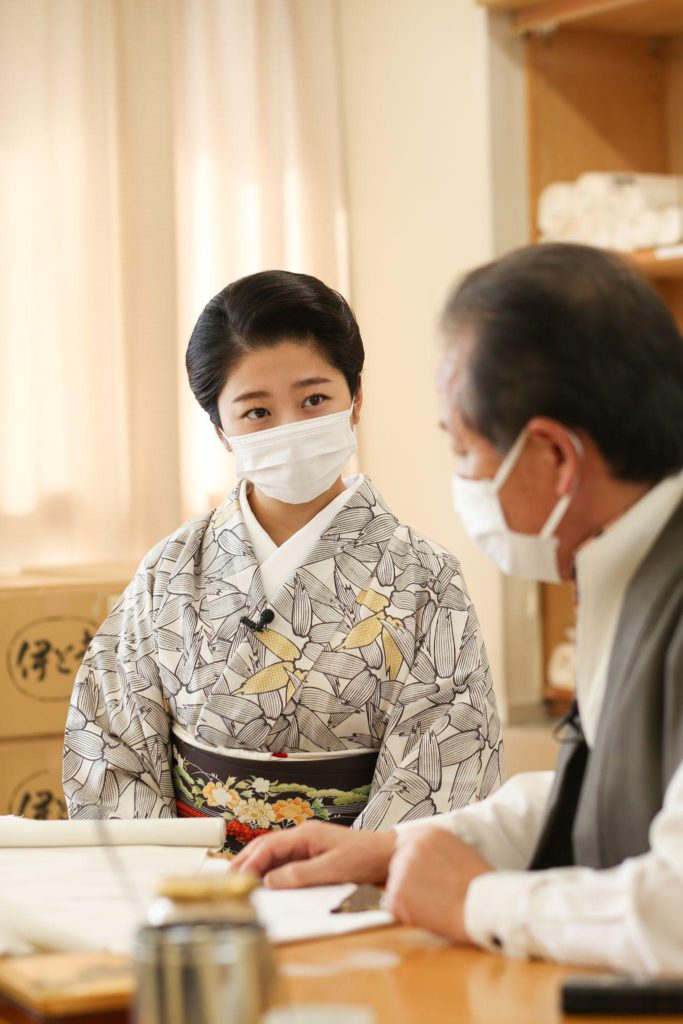 志賀さんのお話を聞く紗月さん