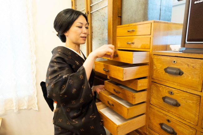 アクセサリーや帯留めなど小物類がまとめられた引き出し