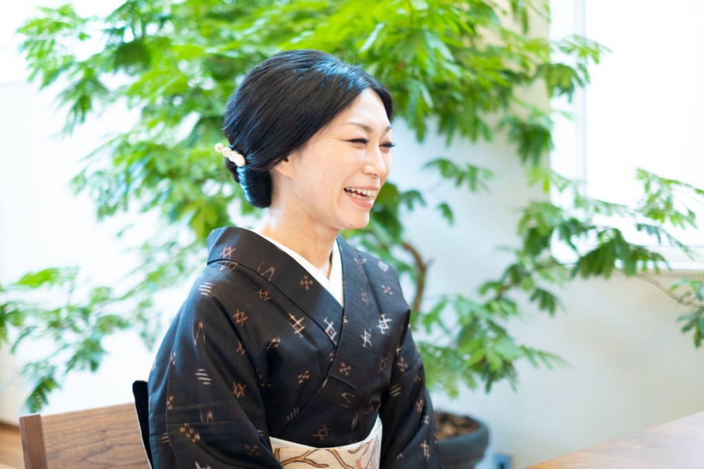 取材に答えるみずの先生