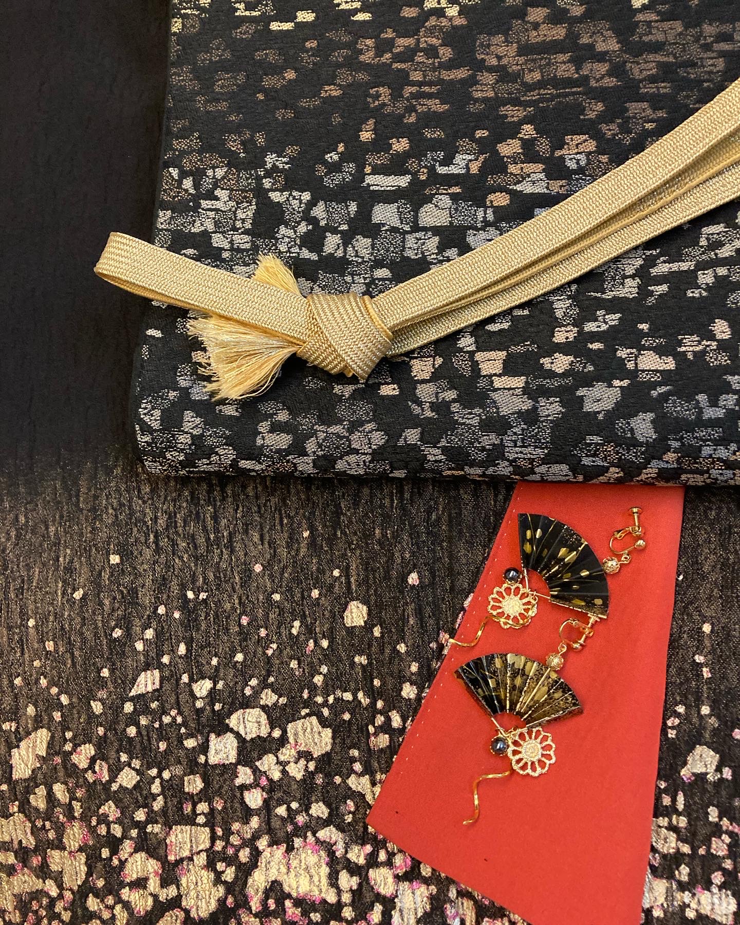 黒に金箔のシックで華やかなイヤリング