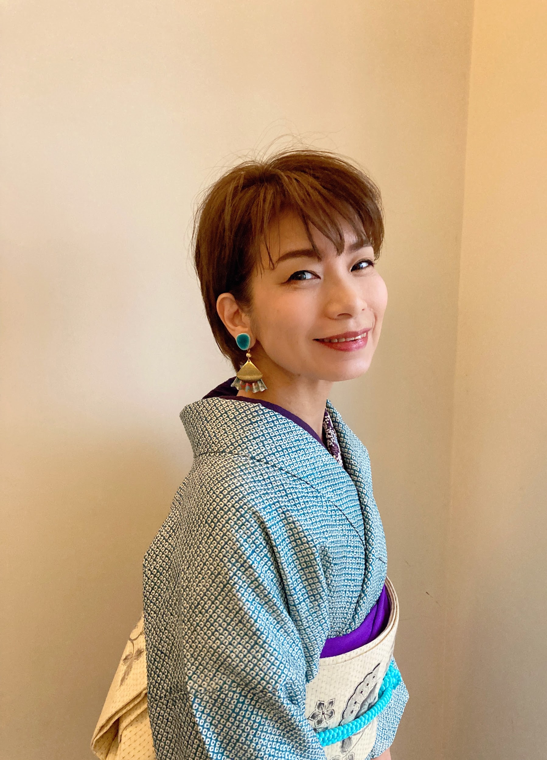 華やかな装いが似合う季節です。