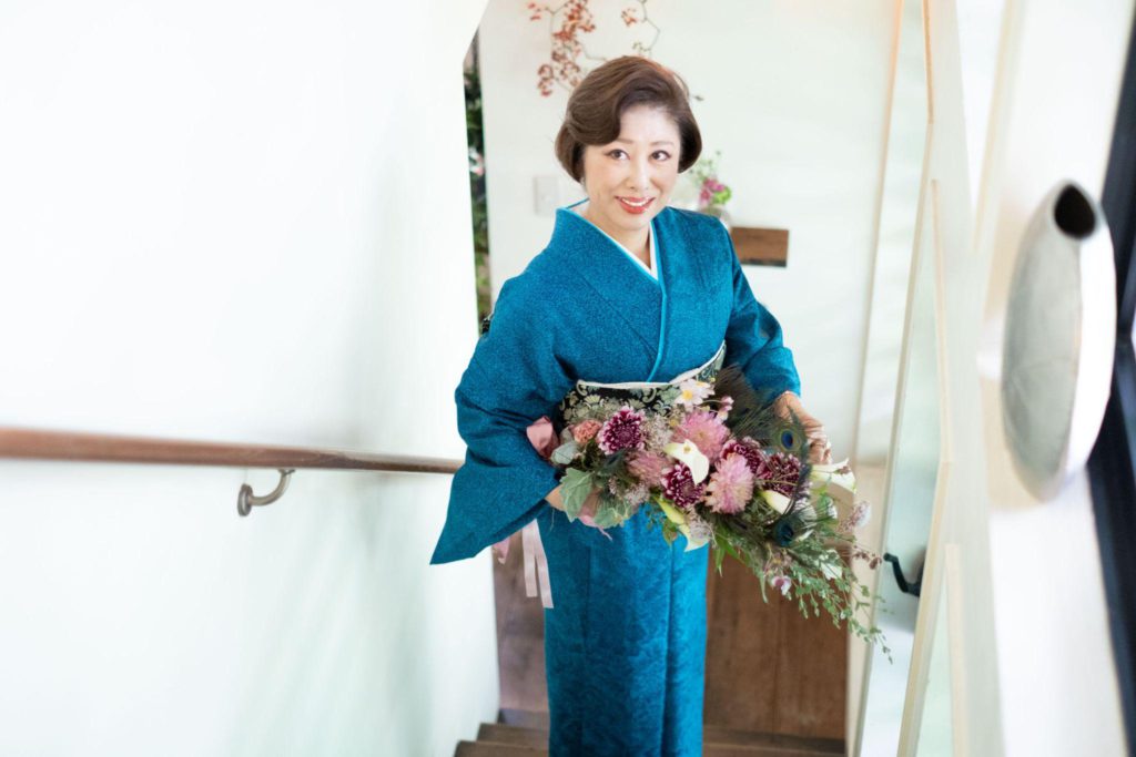 花も着物も エネルギーに満たされて フラワーデザイナー 和気雅美さん 今 きもので輝くひと Vol 4 着物 和 京都に関する情報ならきものと