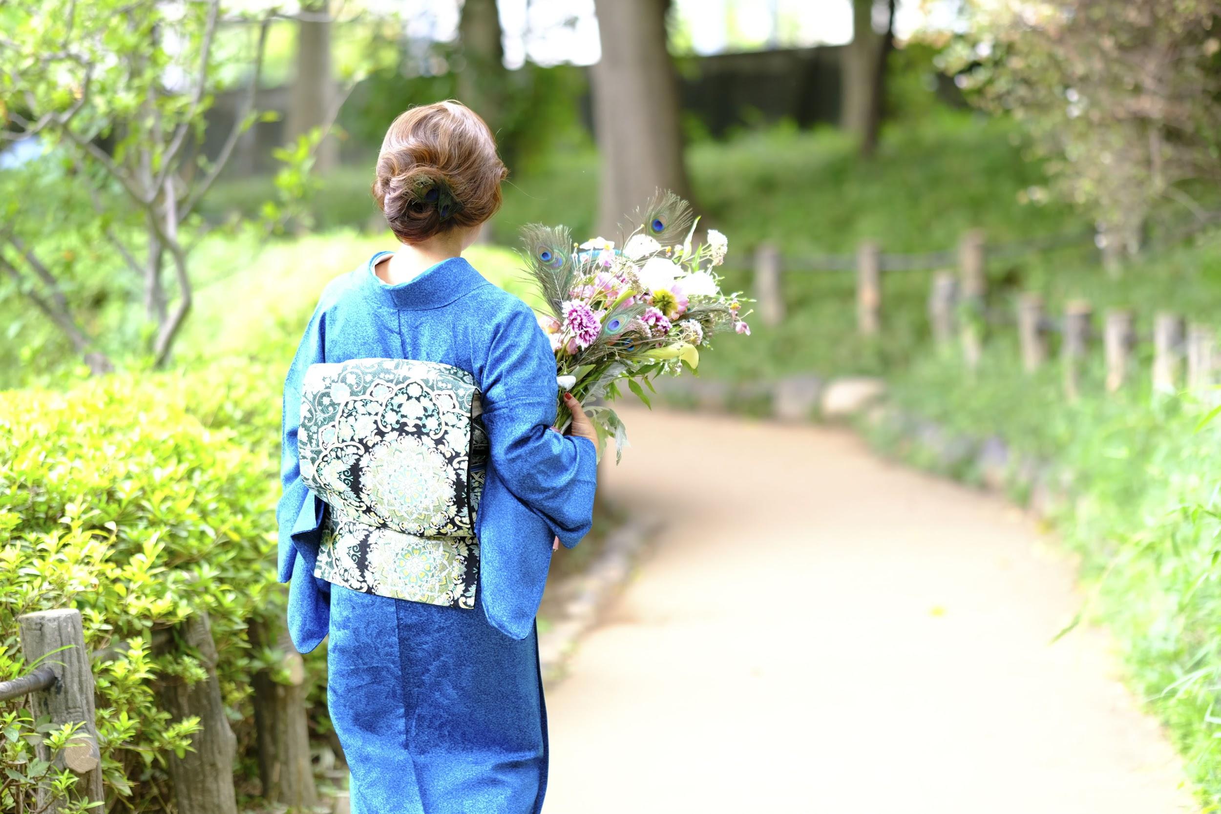 散策する後ろ姿