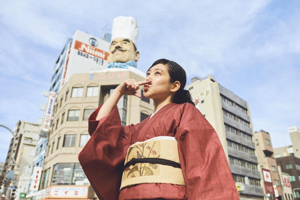 ニイミ食器店のジャンボコック像がお出迎え
