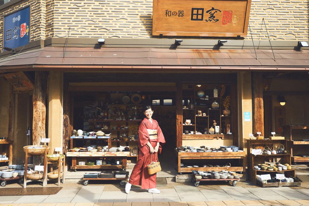 和の器 田窯の前で