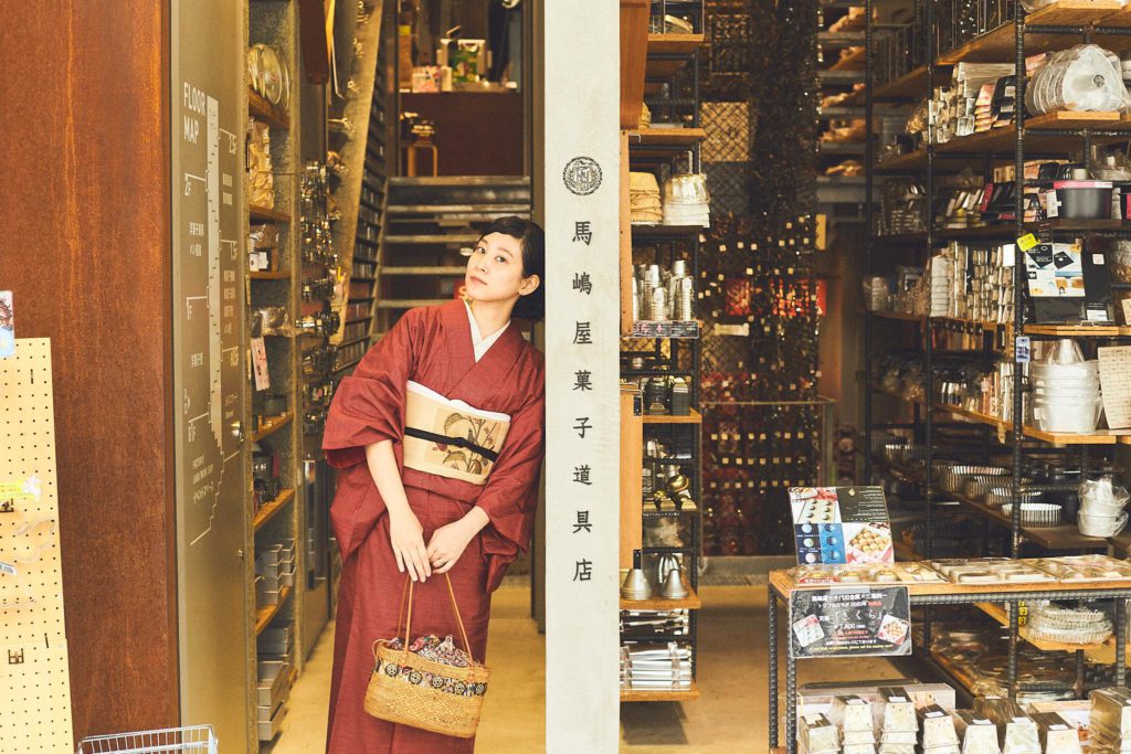 馬嶋屋菓子道具店前
