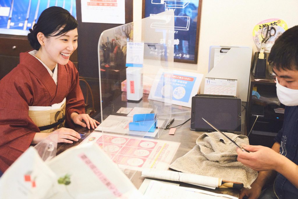 まずは受付