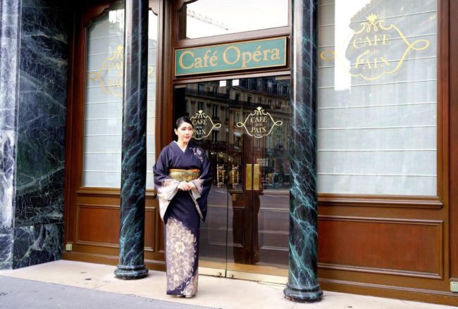 CAFE DE LA PAIXの前にて