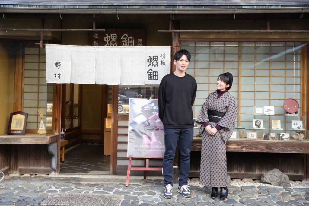 店頭で話す2人