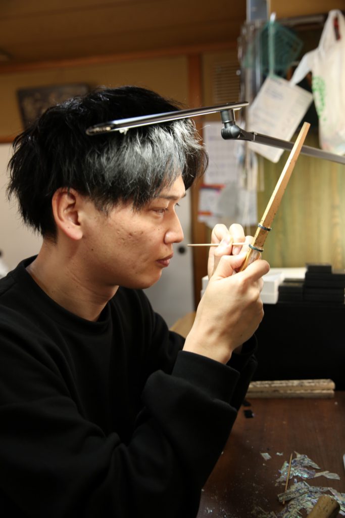 指輪に螺鈿を貼り付ける工程