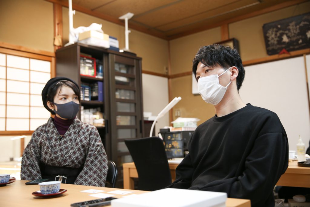 真剣に考え、討論する2人