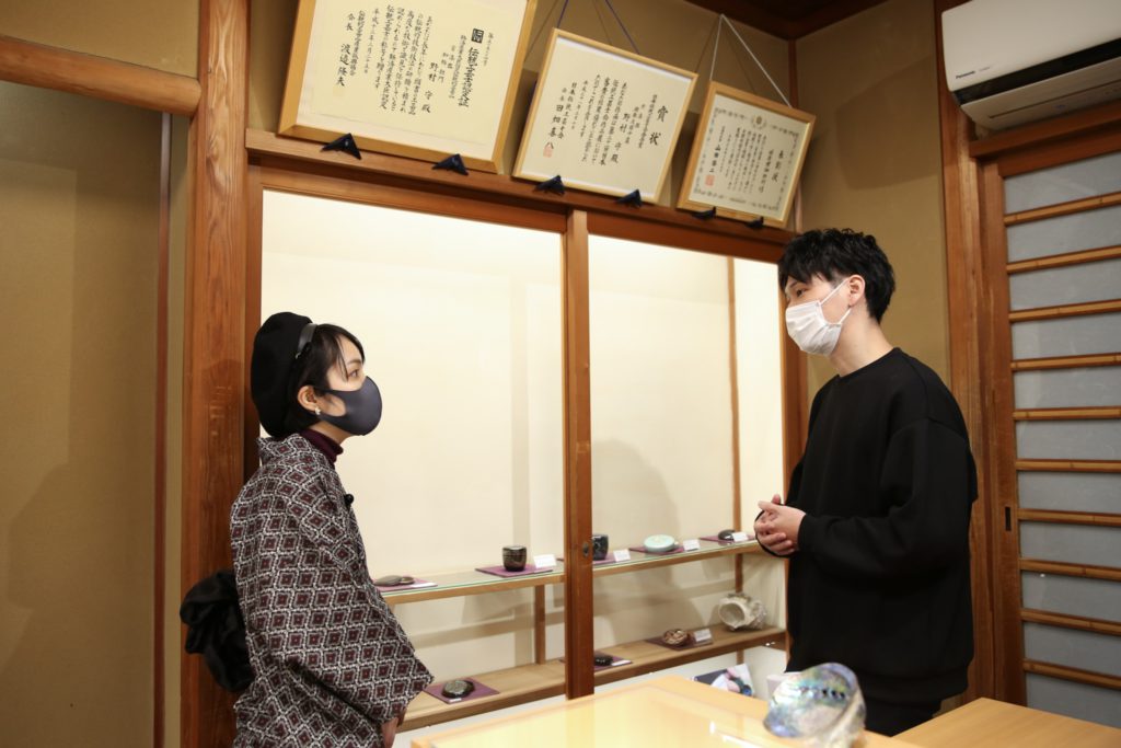 店内で話す2人
