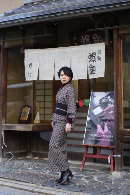 ブーツを合わせて、和洋折衷に